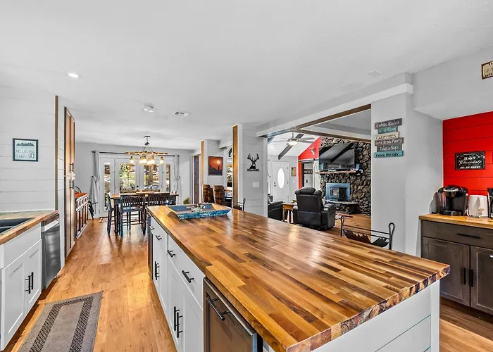 Big R Hot Tub Arcades Large Deck Retreat Near Attractions *