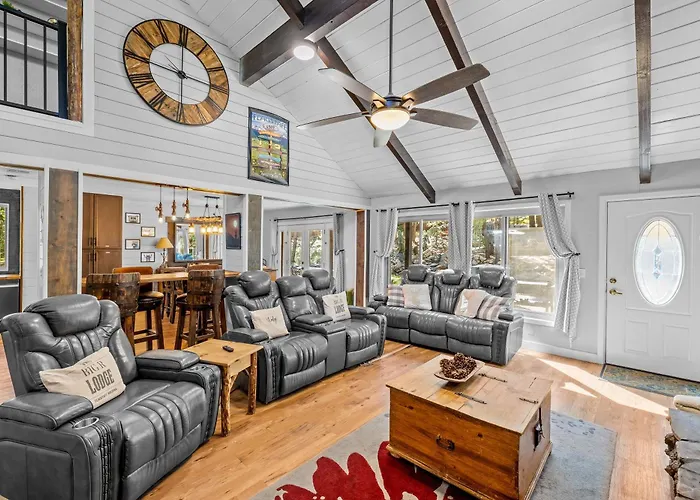 Big R Hot Tub Arcades Large Deck Retreat Near Attractions Holiday home *