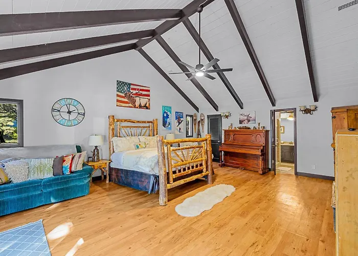 Big R Hot Tub Arcades Large Deck Retreat Near Attractions Holiday home