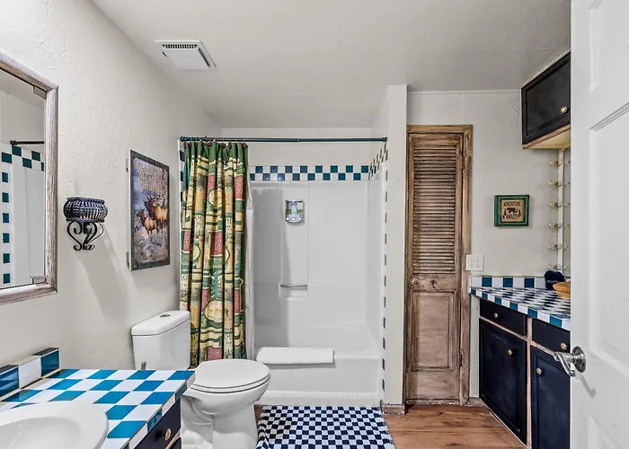 Big R Hot Tub Arcades Large Deck Retreat Near Attractions *