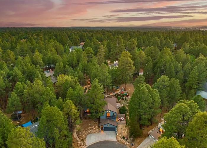 Big R Hot Tub Arcades Large Deck Retreat Near Attractions