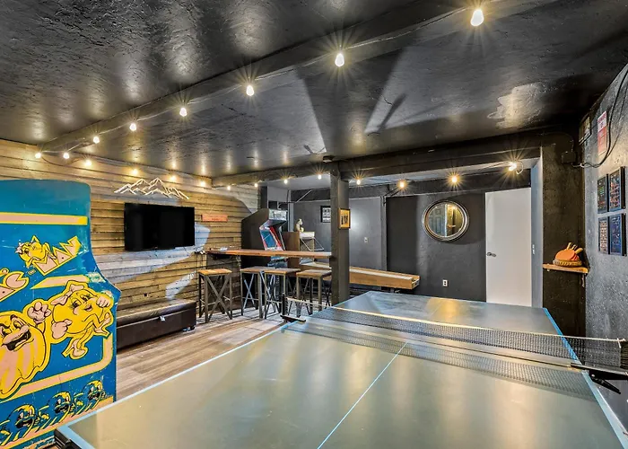 Big R Hot Tub Arcades Large Deck Retreat Near Attractions Holiday home *