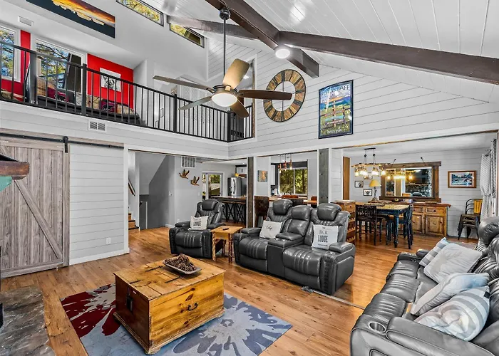 Big R Hot Tub Arcades Large Deck Retreat Near Attractions Holiday home